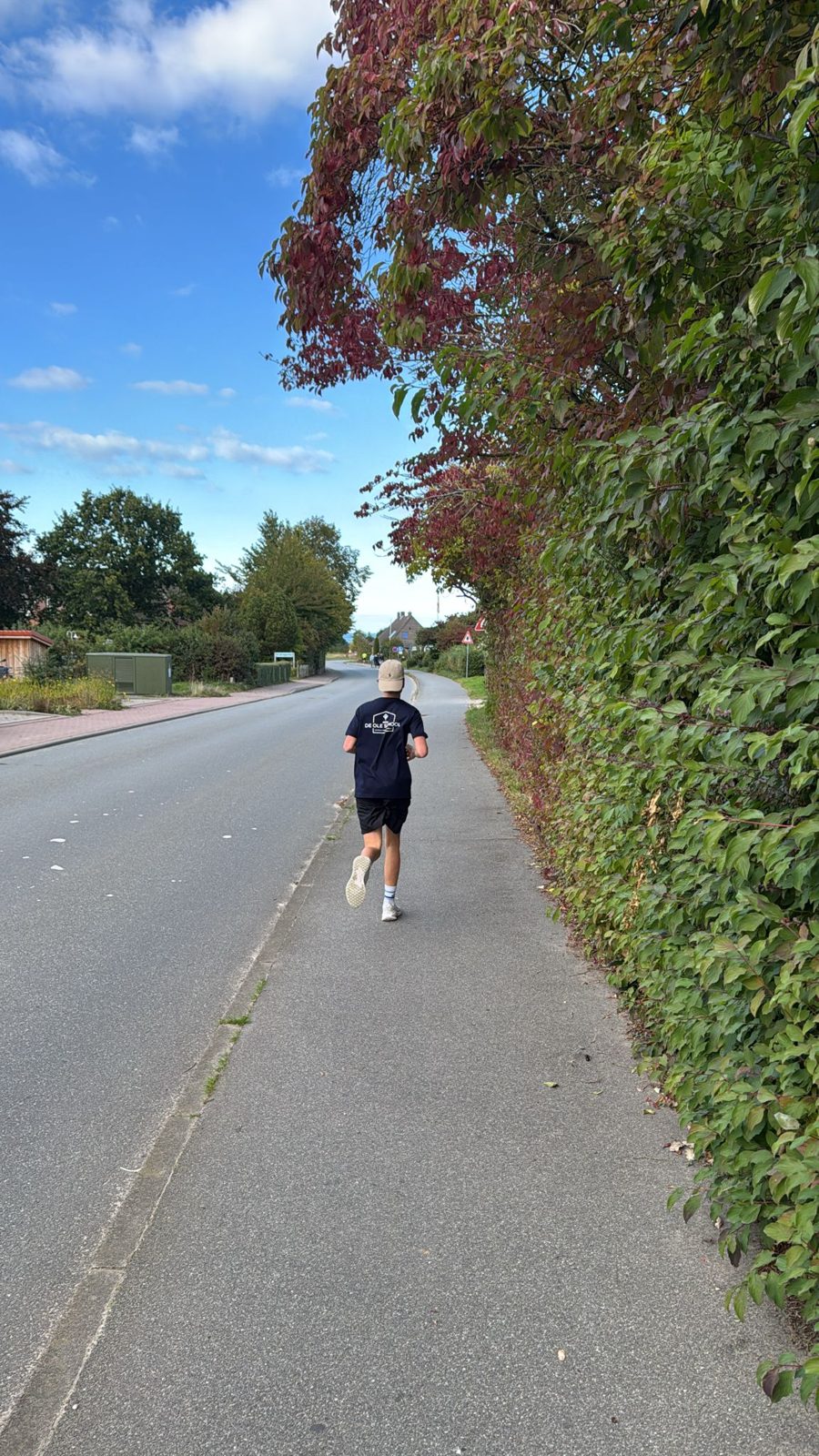Läufer auf einer ruhigen Straße in der Hohwachter Bucht
